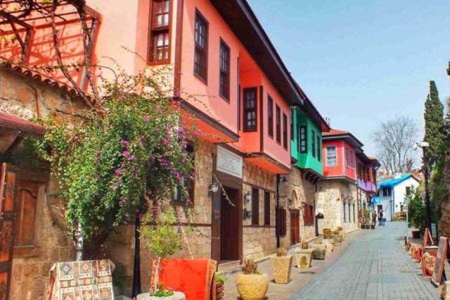 Straße in der Altstadt von Antalya mit bunten Häusern, Blumen und Blumentöpfen