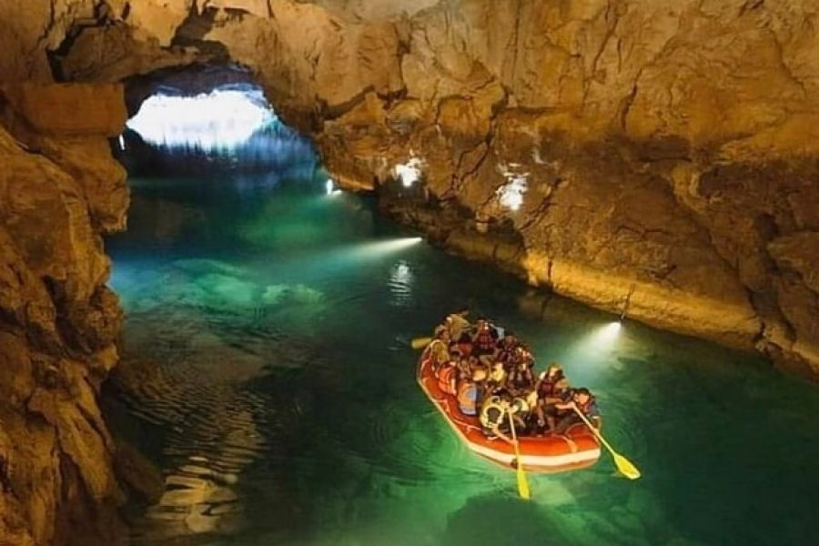 Schlauchboot in der Altınbeşik-Höhle
