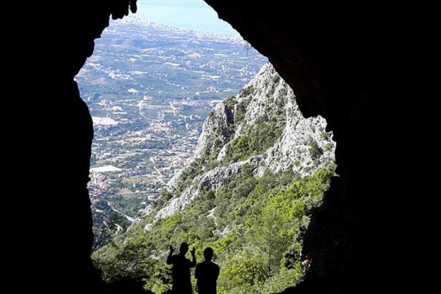 Alanya-Panorama aus der Karadelik-Höhle mit zwei Personen im Bild