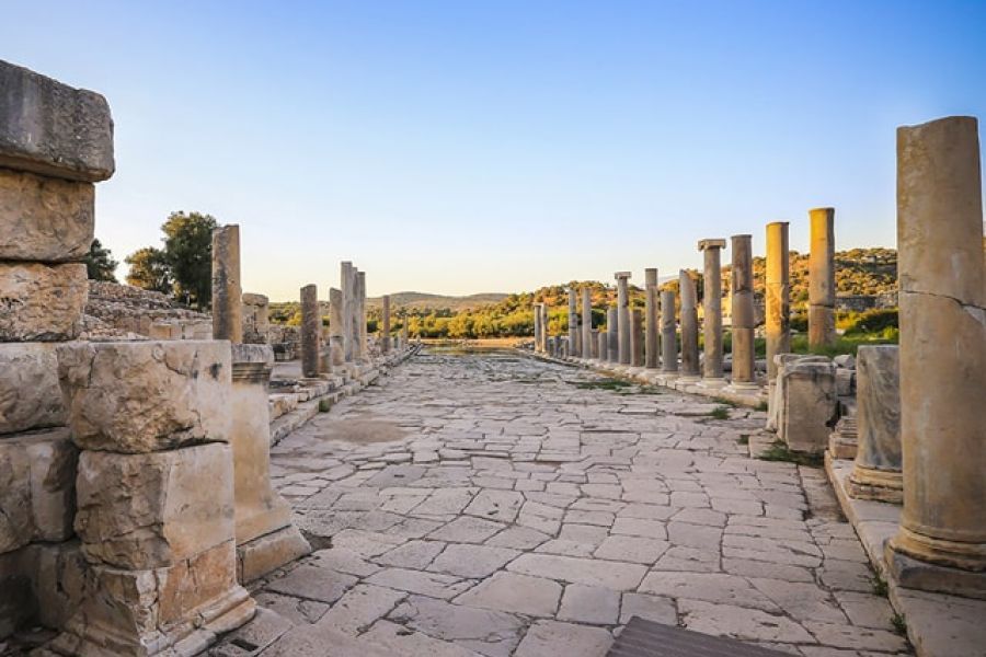 Patara antike Stadt mit antiker Straße und klarem Himmel