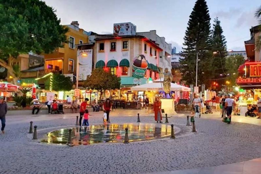 Kapalı Yol Basar mit Geschäften und Menschen