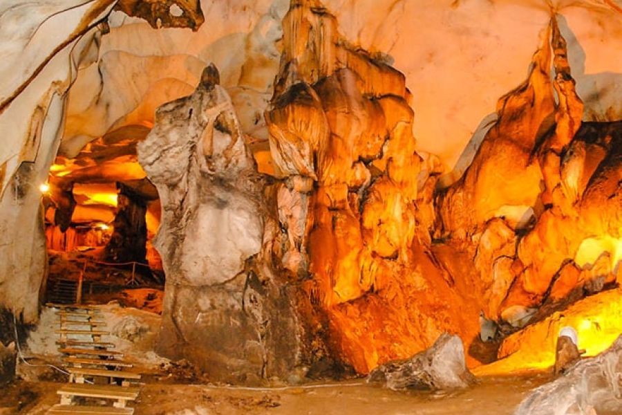 Yalan Dünya Höhle mit natürlichen Felsformationen im Inneren