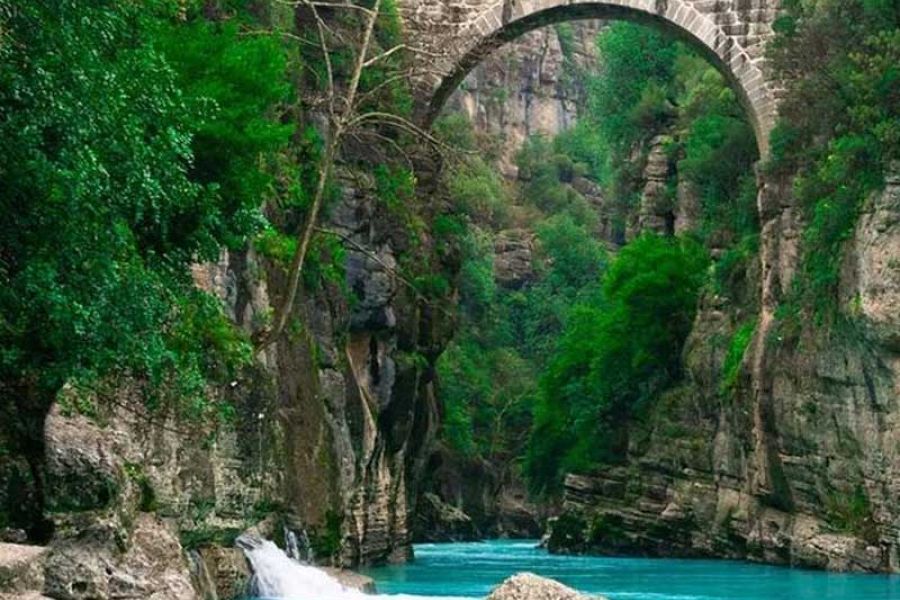 Beşkonak St. Paul Weg mit Steinbrücke, Canyon, Bäumen und türkisfarbenem Wasser