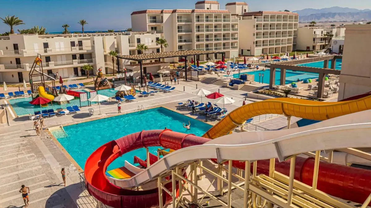 Amarina Abu Soma Resort Aquapark mit Wasserrutschen, Pool, Palmen und Blick aufs Rote Meer