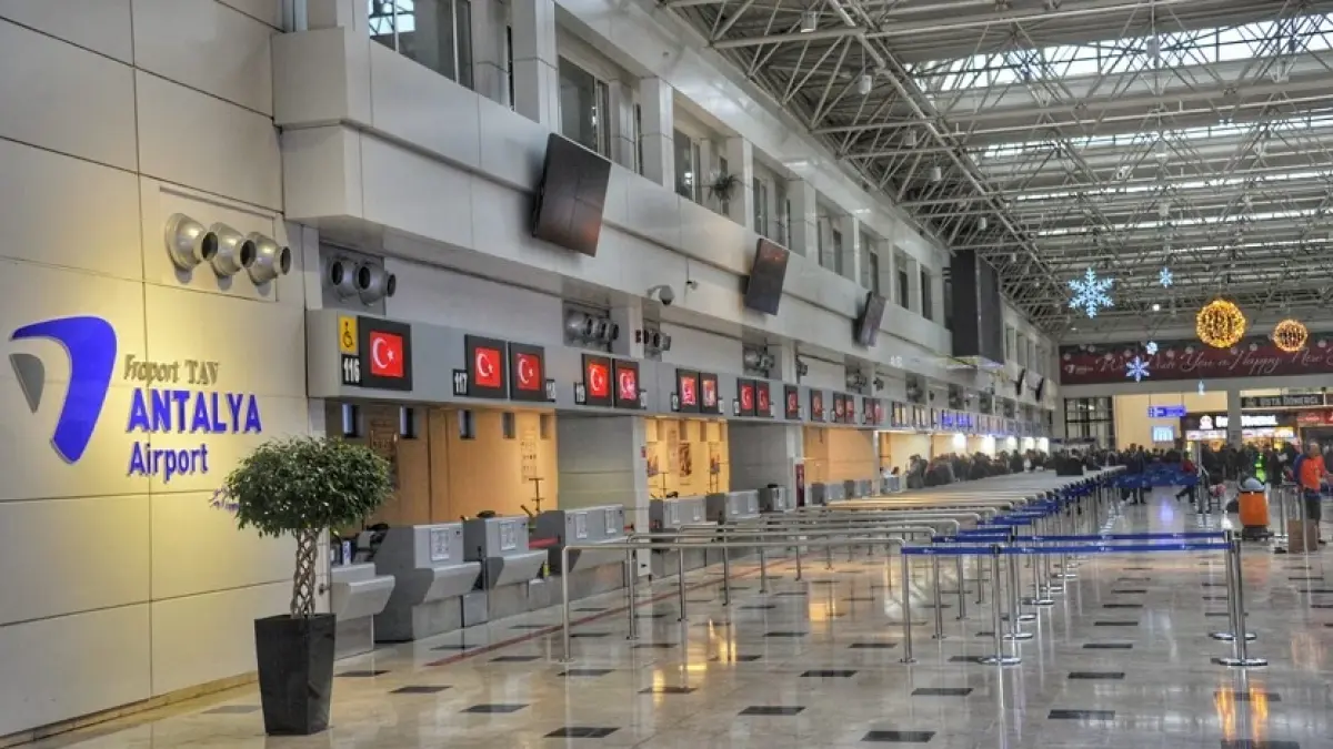 Check-in-Schalter und Passagierbereich im Terminal des Flughafens Antalya