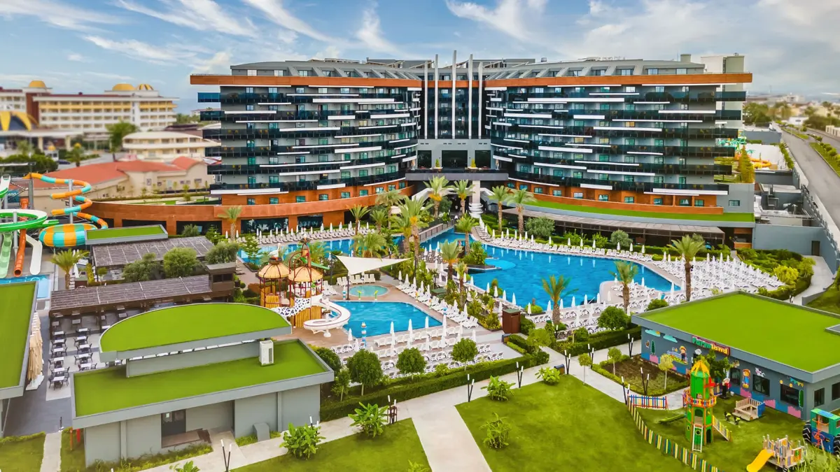 Calyptus Kirman Premium Hotelgebäude, Pools, Spielplatz und Wasserrutschen