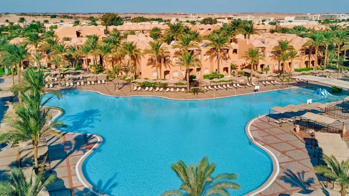 Jaz Makadi Oasis Resort Gesamtansicht mit Pools, Hotelgebäuden und Palmen