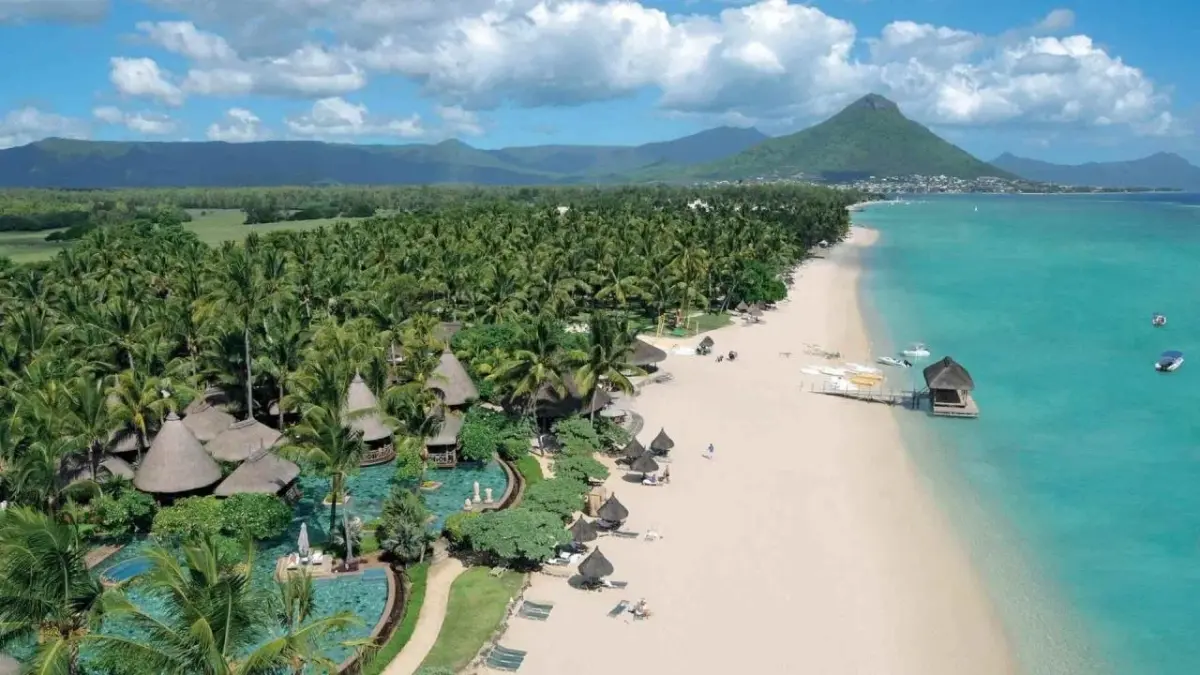La Pirogue Mauritius mit Bungalows, Pool, Sandstrand, Palmen und Bergblick
