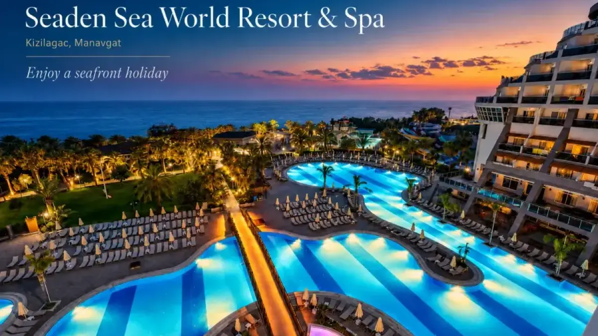 Seaden Sea World Resort & Spa bei Sonnenuntergang mit Pool und Meerblick