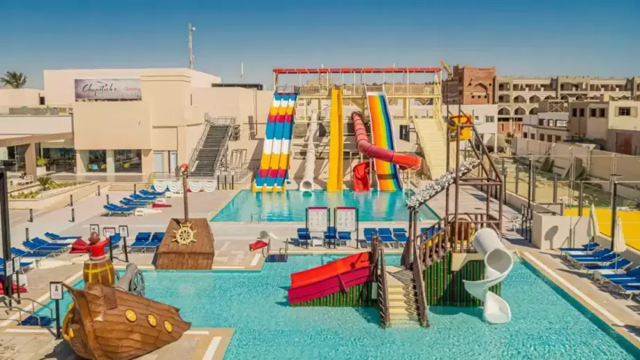 Piratenschiff, Pool und Wasserrutschen im Aquapark des Amarina Abu Soma Resort