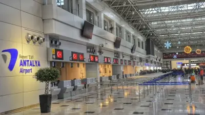 Check-in-Schalter und Passagierbereich im Terminal des Flughafens Antalya