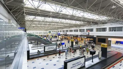 Passagiere im Terminal des Flughafens Antalya beim Gepäckbereich nahe dem Duty-free-Bereich