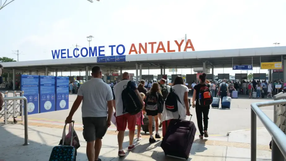 Antalya Havalimanı terminal çıkışından çıkan yolcular