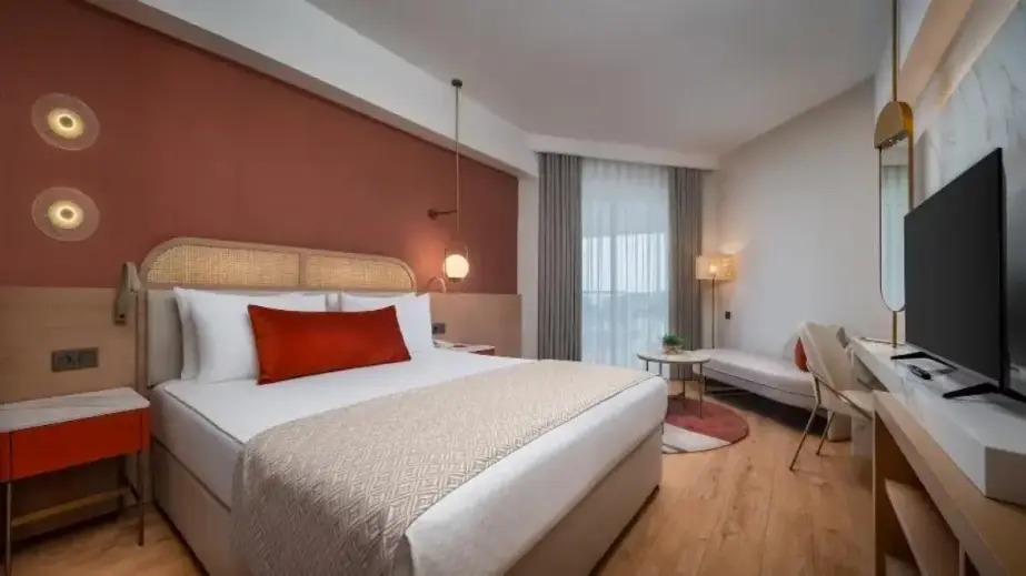 Trendy Palm Beach Standardzimmer mit Doppelbett und TV