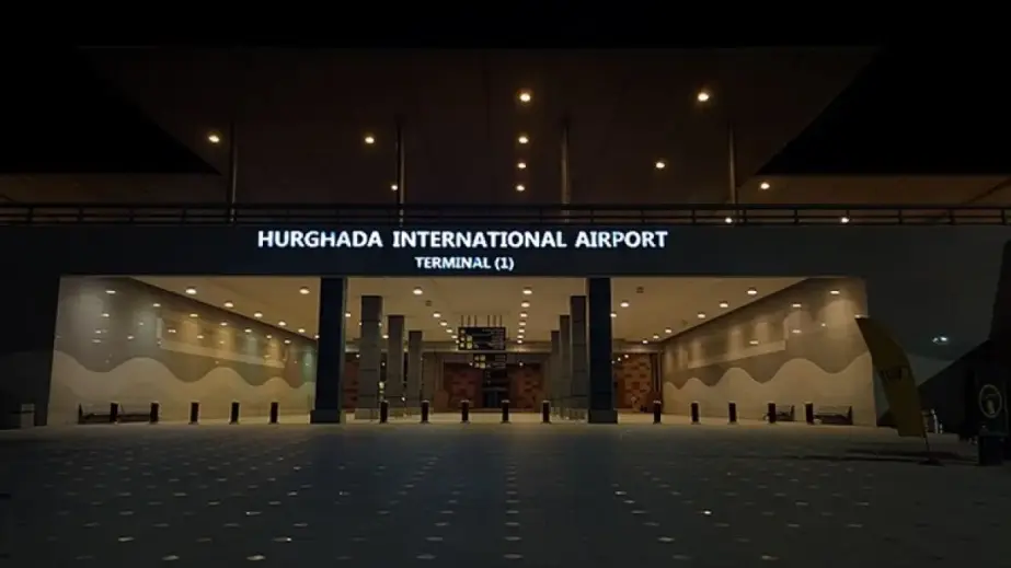 Nachtansicht des Eingangs von Terminal 1 am Flughafen Hurghada