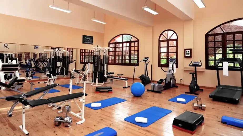 Jaz Makadi Oasis Resort Fitnessraum mit Trainingsgeräten und Laufband