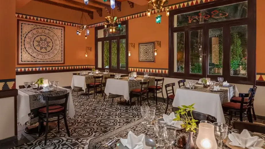Jaz Makadi Oasis Resort Restaurant mit gedeckten Tischen und traditioneller Einrichtung