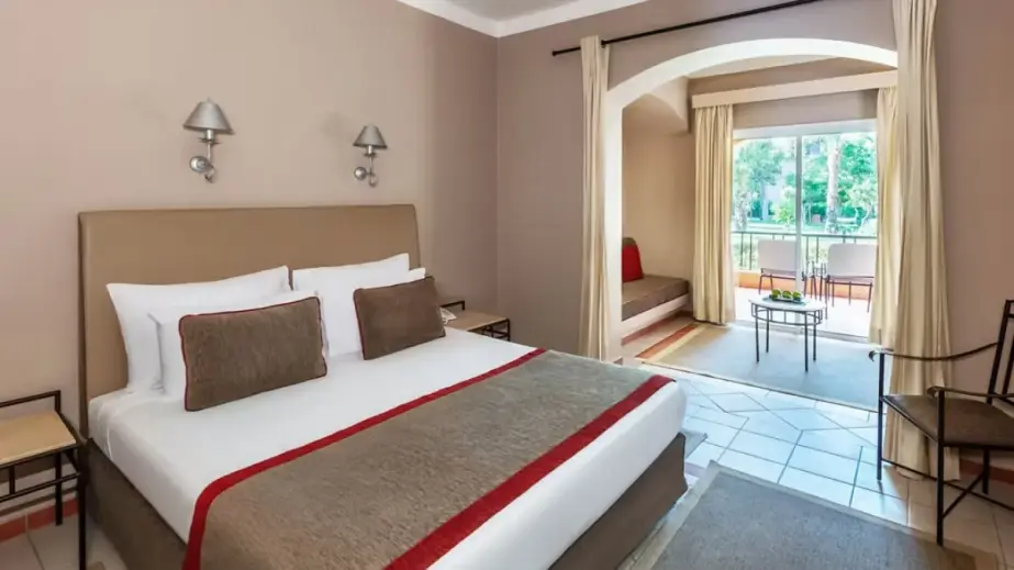 Jaz Makadi Oasis Resort Standardzimmer mit Doppelbett und Zimmeransicht