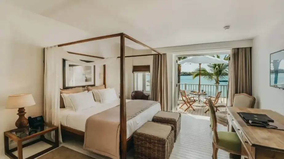 La Maison 20 Degrés Sud otel odası, balkon, deniz manzarası, palmiye ve masa