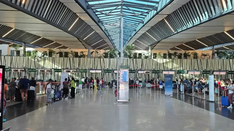 Mauritius Havalimanı terminalinde yolcular ve check-in kontuarları