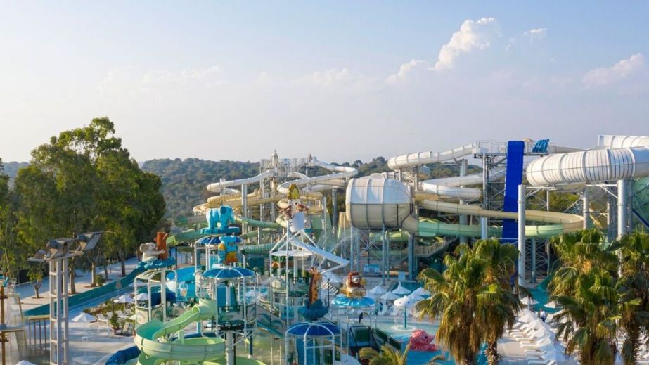 Paloma Finesse Side aquapark, geniş havuz alanı, ağaçlar ve dağ manzarası