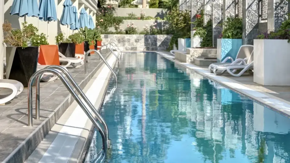Seaden Valentine Resort & Spa swim-up odaları, havuz, şezlonglar ve çiçekler