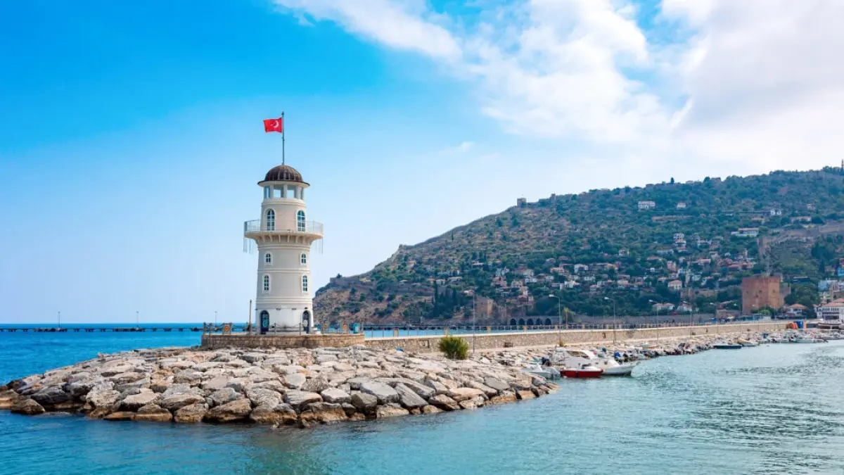 Blick auf den Leuchtturm von Alanya, das Meer und die Burg