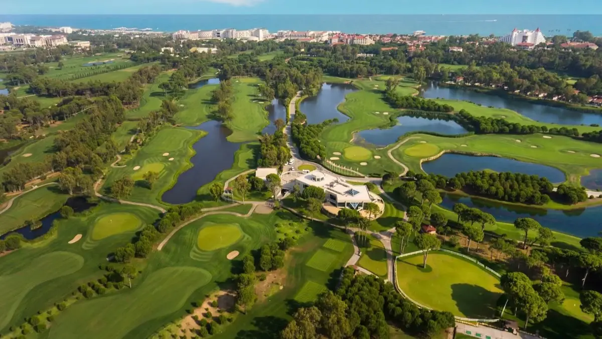 Golfplatz mit Pinienwald und Teichen in Belek, Luxusresorts an der Küste