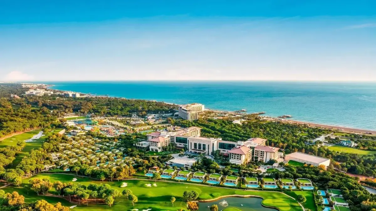 Panoramablick auf Golfplätze, Hotels und das Meer in Belek