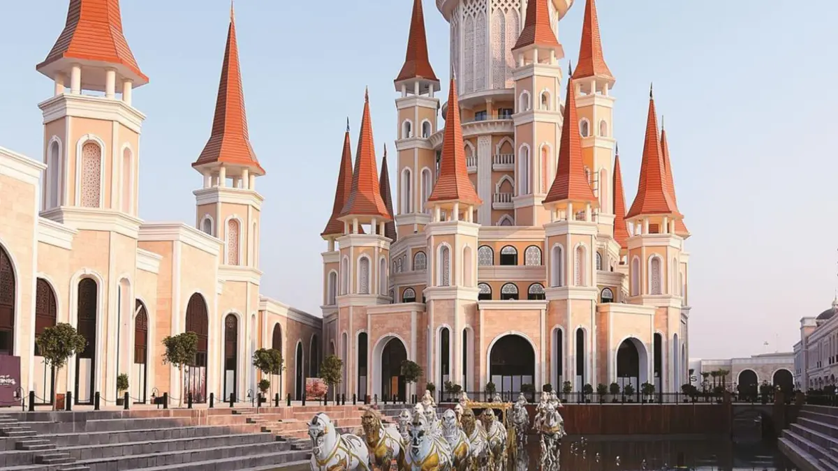 Das Chateau-Schloss von The Land of Legends mit Kanal und Pferdeskulpturen