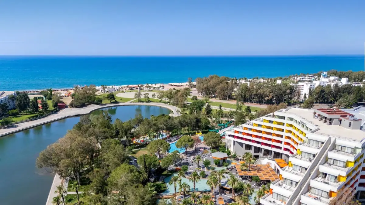 Luftaufnahme des Megasaray Resort Side in Titreyengöl mit Hotelgebäude, Pool und Meer