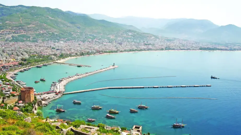 Blick auf das Meer und eine Yacht vor dem Roten Turm in Alanya