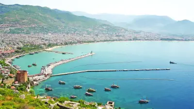 Blick auf das Meer und eine Yacht vor dem Roten Turm in Alanya