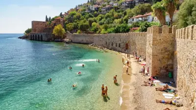 Blick auf die Schiffswerft von Alanya, das Meer und die Burg