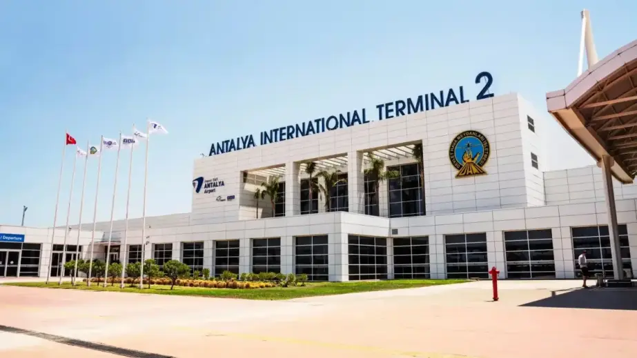 Blick auf das Terminalgebäude am Flughafen Antalya