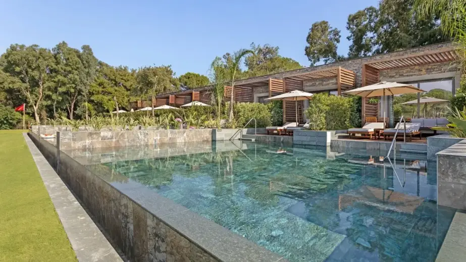 Cullinan Belek Lagoon Swim-up-Zimmer mit Swimmingpool und Bäumen