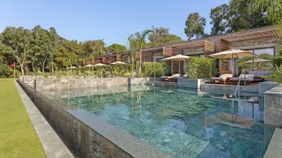 Cullinan Belek Lagoon Swim-up-Zimmer mit Swimmingpool und Bäumen