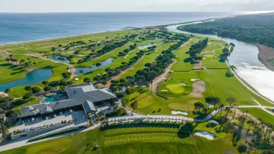 Luftaufnahme des Golfplatzes Cullinan Links mit Bäumen, Fluss und Meer