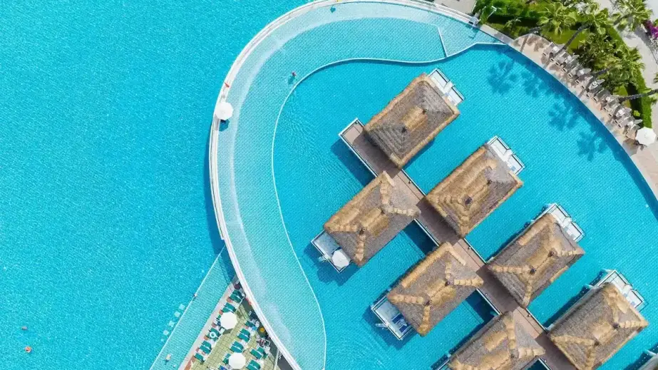 Zimmer im Maledivenstil inmitten der Poollandschaft im Granada Luxury Belek