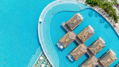 Zimmer im Maledivenstil inmitten der Poollandschaft im Granada Luxury Belek