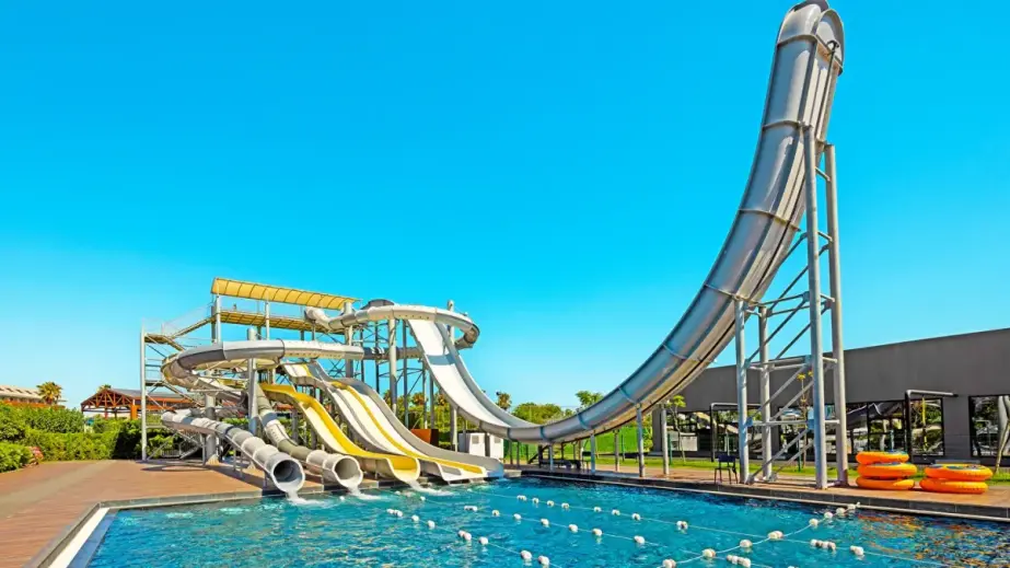Wasserrutschen und Pool im Aquapark des Jacaranda Luxury Resort in Side