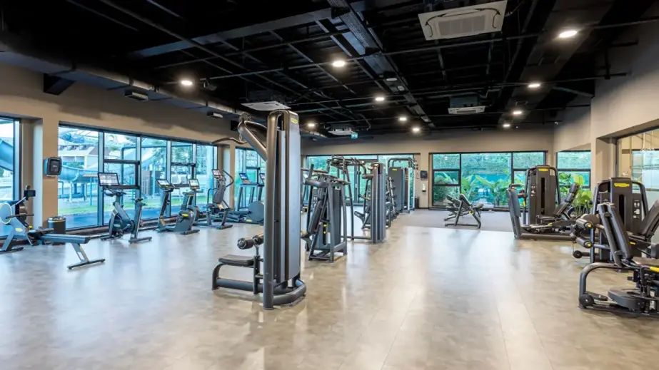 Fitnessraum mit Trainingsgeräten im Jacaranda Luxury Resort