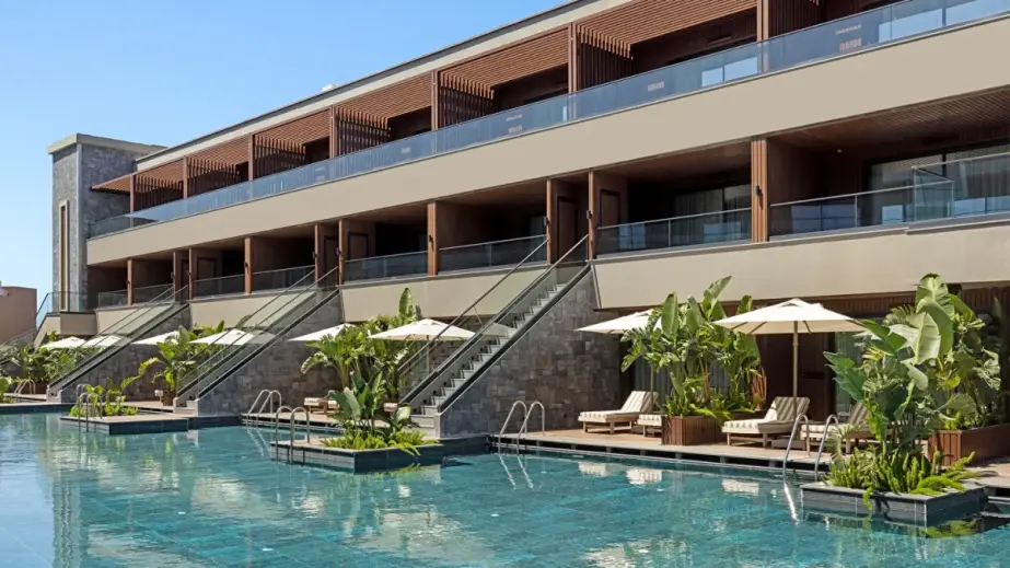 Swim-up-Juniorsuite mit direktem Zugang zum Pool im Jacaranda Luxury Resort