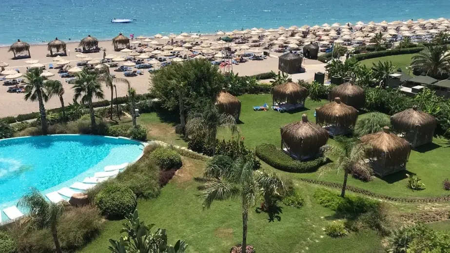 Strand, Cabanas und Boote am Meer in Kizilagac