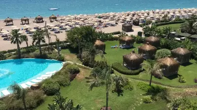 Strand, Cabanas und Boote am Meer in Kizilagac
