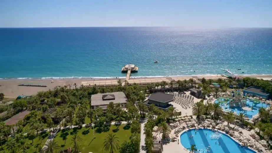 Swimmingpool, Strand und ein Steg ins Meer in Kizilot