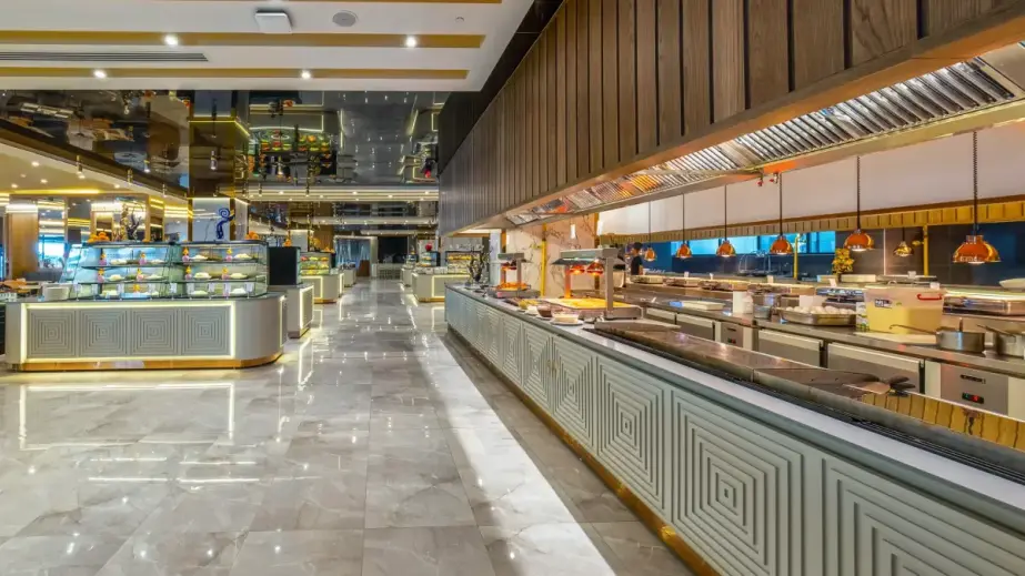 Buffetbereich im Lago Hotel mit einer Auswahl an Speisen