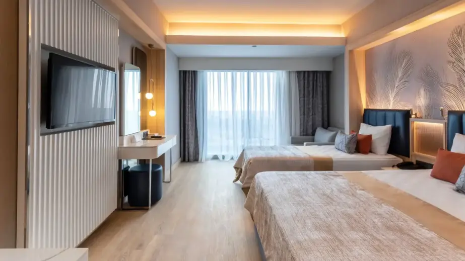 Lago Hotel Gästezimmer mit Doppelbett, Fernseher und Spiegel