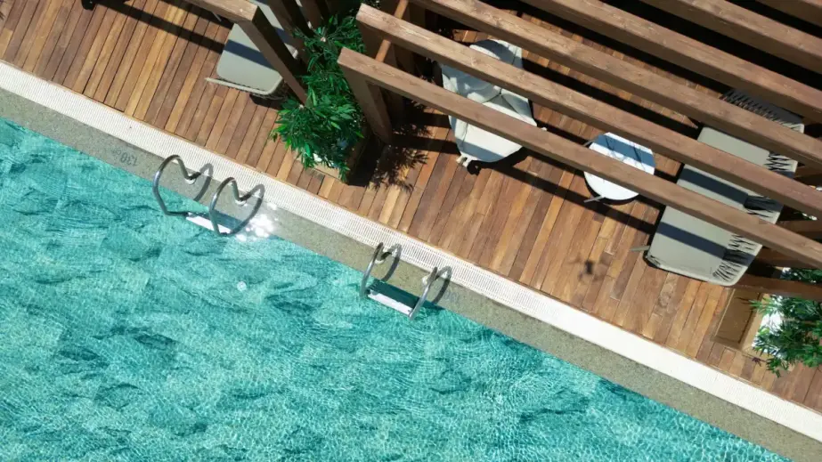 Lago Hotel Swim-up-Zimmer mit direktem Poolzugang und Tisch