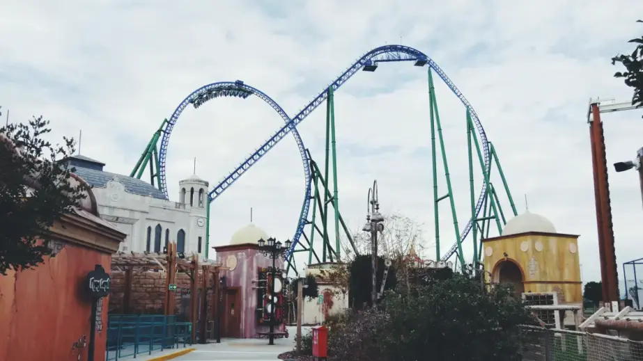 Blick aus der Ferne auf die Schienen der Achterbahn Hyper Coaster im Adventure Land von The Land of 